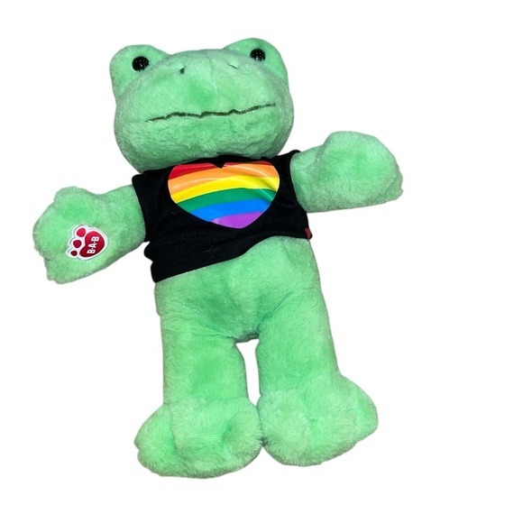 Build a bear workshop Green Plush Frog Toy Pride Rainbow Heart shirt - Picture 1 of 4